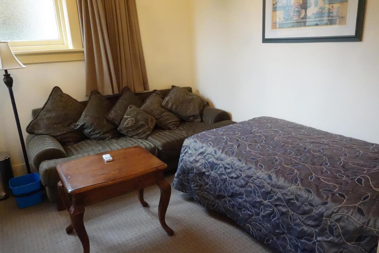 Manor Views Nz Hotel Huntly Exterior foto