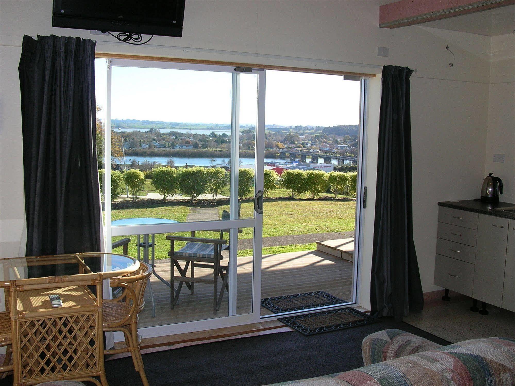 Manor Views Nz Hotel Huntly Exterior foto