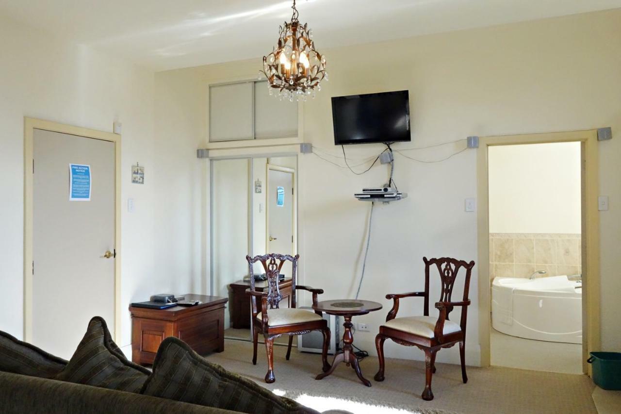 Manor Views Nz Hotel Huntly Exterior foto