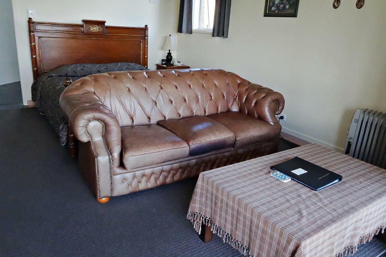 Manor Views Nz Hotel Huntly Exterior foto